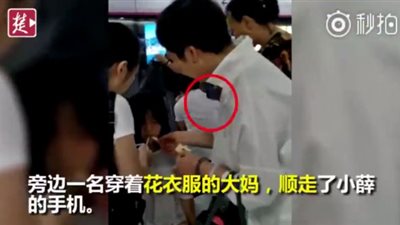 بالفيديو.. سيدة تستغل إغماء فتاة في المترو لسرقة هاتفها