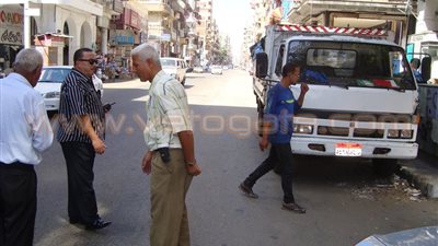 بالصور.. رئيس حي العرب ببورسعيد يتابع أعمال النظافة بالشوارع