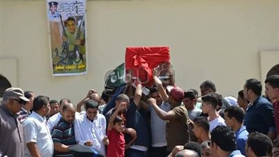 محافظ الإسماعيلية ومدير الأمن يشاركان في جنازة شهيد سيناء