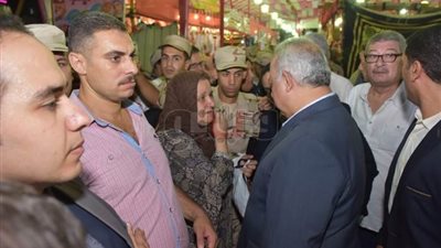 محافظ الشرقية يهدي ملابس المدارس لأبناء سيدة من محدودي الدخل (صور)