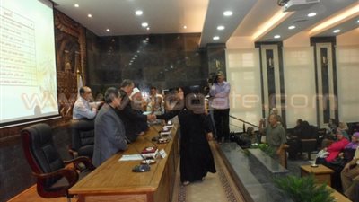 بالصور.. محافظ الغربية يوزع شيكات على اليتيمات لمساعدتهن في الزواج