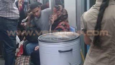 بالصور.. مواطن يصطحب «غسالة» في مترو الأنفاق بالمخالفة للقانون