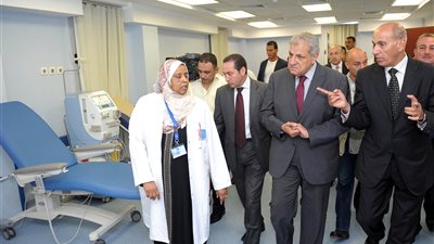 بالصور.. «محلب» و«عدوي» يغادران المركز الطبي لسكك حديد مصر