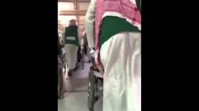بالفيديو.. إمام الحرم المكي يتنكر وسط الحجاج فوق كرسي متحرك