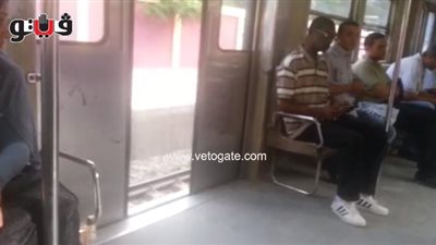 بالفيديو.. إغلاق أبواب المترو يدويًا بالملك الصالح