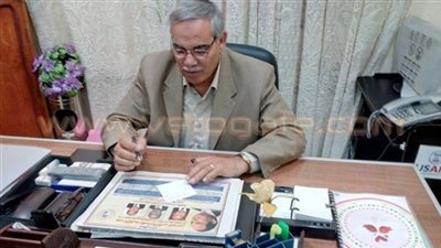 رئيس مركز ملوي بالمنيا يتابع أعمال إضافة المواليد الجدد