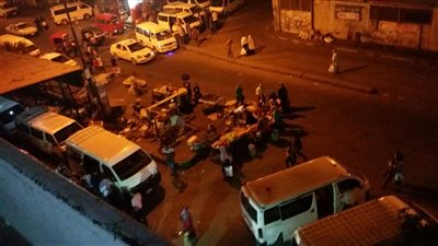 بالصور.. مواطنون يشتكون من احتلال الباعة الجائلين رصيف كلية الزراعة