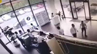 تجربة سيارة «BMW» تنتهي بكارثة (فيديو)