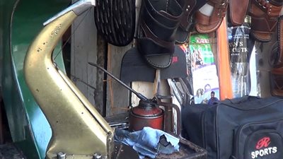 إقبال على ورش إصلاح الأحذية والحقائب المدرسية بدمياط