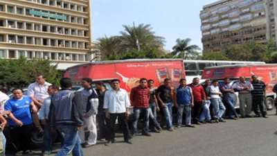 اعتصام عمال مصنع مكرونة بسبب فصلهم بالعاشر من رمضان