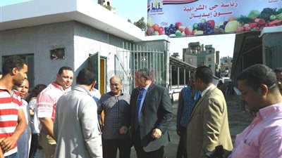 نائب محافظ القاهرة يتفقد سوق إيديال بالشرابية (صور)