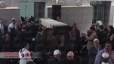 بالفيديو والصور.. تشييع جنازة رئيسة الطائفة اليهودية بمصر وسط حراسة أمنية مشددة