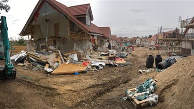 مقاول يدمر مئات المنازل الجديدة انتقاما لعدم تقاضي حقه (صور)