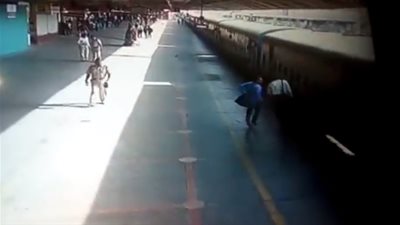 لحظة إنقاذ امرأة من الموت تحت عجلات قطار (فيديو)