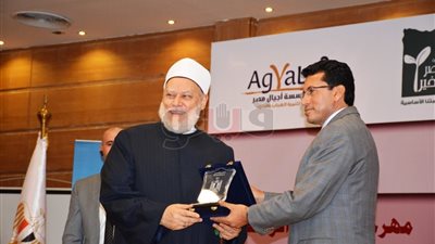 وزير الشباب والرياضة يدشن حملة «تزينوا بالأخلاق» و«عودة الجماهير» (صور)