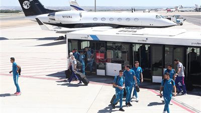 أتلتيكو مدريد في المطار للسفر إلى إستونيا لخوض السوبر الأوروبي (صور)