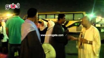 بالفيديو.. حاج يرقص على أنغام «المزمار والطبل البلدي» في مطار القاهرة