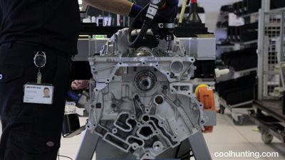 بالفيديو.. مراحل تصنيع محرك «مرسيدس إيه إم جي»
