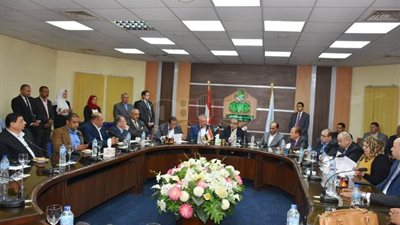 محافظ الشرقية يخاطب الجهات المعنية لحل مشكلات «العاشر» (صور)