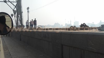 بالصور.. طلاب «عمرو موسى» الثانوية بالقناطر يتسكعون خارج المدرسة