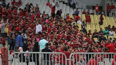 الجالية اللبنانية تؤازر النجمة أمام الأهلي (صور)