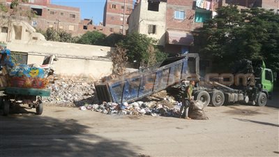 بالصور.. انتشار القمامة أمام إحدى مدارس المعصرة