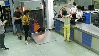 بالفيديو.. امرأة تحاول تهريب 124 قطعة ماس في ملابسها الداخلية