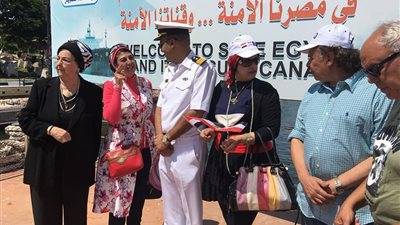 وفد من المصريين بالخارج يزور قناة السويس (صور)