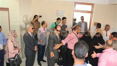 بالصور.. محافظ بورسعيد يستدعي الشرطة لإخراج أولياء الأمور من الفصول