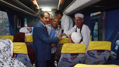 «سكرتير بني سويف» يودع 319 من حجاج التضامن الاجتماعي (صور)