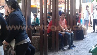 بالصور.. طلاب «حقوق القاهرة» يتحدون قرار منع التدخين بالجامعة