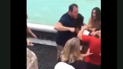 امرأتان تتشاجران على التقاط صورة أمام نافورة شهيرة بإيطاليا (فيديو)