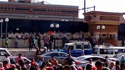 بالصور.. طالب يتسلق سور محطة مترو جامعة حلوان هربا من الزحام