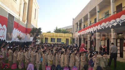 بالصور.. محافظ البحيرة والمستشار العسكري يتفقدان مدارس دمنهور