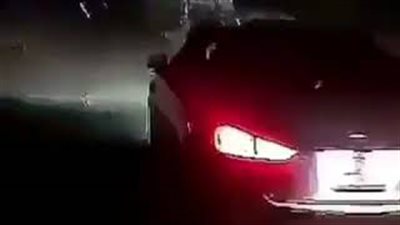 بالفيديو.. شاب يحطم سيارته يثير استياء السعوديين