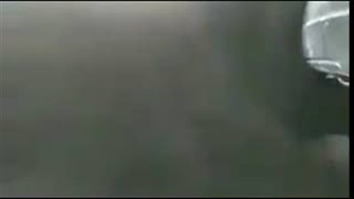 بالفيديو.. «ميكانيكي» يتعرض لموقف صعب أثناء إصلاح سيارة