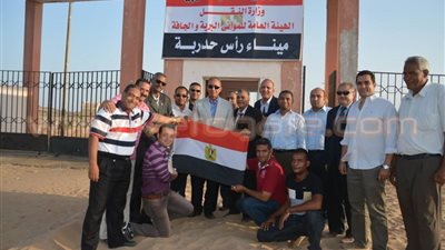 بالصور.. محافظ البحر الأحمر يرفع علم مصر بميناء «رأس حدربة»