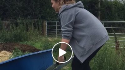 بالفيديو.. فتاة حسناء تتعرض لسقطة مروعة أثناء محاولة دفع عربة رمل