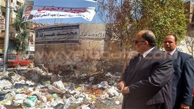 بالصور.. محافظ الدقهلية يحيل مسئول النظافة بشارع قناة السويس للتحقيق