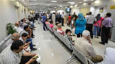 ازدحام فروع البنوك المصرية بعد أول يوم عمل عقب إجازة العيد