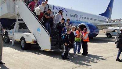 ٧٤٢ سائحا يصلون مطار القاهرة لزيارة المعالم الأثرية