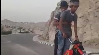 بالفيديو.. شابان يخاطران لاستعراض مهارة قيادة دراجة بخارية بإطار واحد