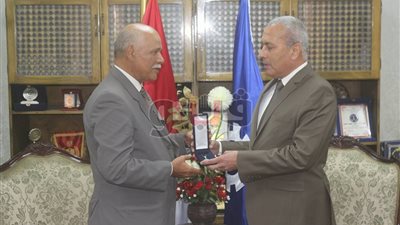 محافظ السويس يكرم وكيل وزارة القوى العاملة بعد بلوغه سن المعاش