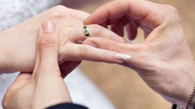 ربة منزل تتخلص من طفلتها بإجبارها على الزواج العرفي في المرج