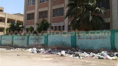 بالصور.. انتشار القمامة بمحيط عدد من مدارس الزقازيق