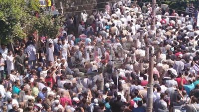 بالصور.. الآلاف يشيعون جثمان شهيد رفح بمسقط رأسه في البحيرة