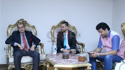 نجوم الفن يحضرون العرض المسرحي «حدث في بلاد السعادة» (صور)