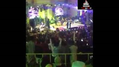 فتاة تفاجئ فنان سوداني وتحتضنه خلال حفل بالخرطوم (فيديو)