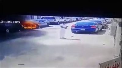 «سوبر مان».. شاب ينقذ أطفالًا نشبت النيران في سيارتهم (فيديو)