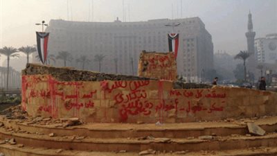 وصول المتهم بتحطيم النصب التذكارى إلى محكمة عابدين